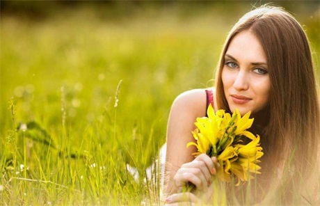 男人接吻摸胸是因為什么 為什么男人接吻手不老實呢 男人接吻摸胸是因為什么 為什么男人接吻手不老實呢