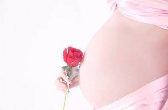 剪臍帶時(shí)寶寶會(huì)不會(huì)疼 剪臍帶是寶寶疼還是媽媽疼