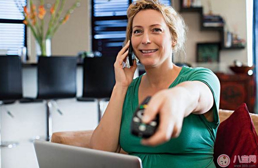 孕婦看電視對胎兒有影響嗎 孕婦看電視有輻射嗎如何預防輻射 孕婦看電視對胎兒有影響嗎 孕婦看電視有輻射嗎如何預防輻射