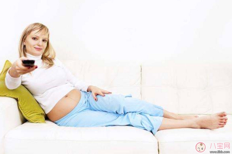 孕婦看電視對胎兒有影響嗎 孕婦看電視有輻射嗎如何預防輻射 孕婦看電視對胎兒有影響嗎 孕婦看電視有輻射嗎如何預防輻射