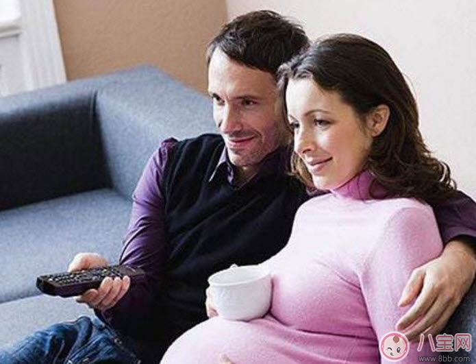 孕婦看電視對胎兒有影響嗎 孕婦看電視有輻射嗎如何預防輻射 孕婦看電視對胎兒有影響嗎 孕婦看電視有輻射嗎如何預防輻射