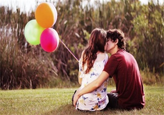 這些情況竟然暗示她想對(duì)你以身相許 哪些情況可以看出女性很仰慕你