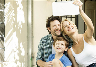 陳浩民老婆一次抱三娃拍照 當(dāng)媽后有哪些變化？