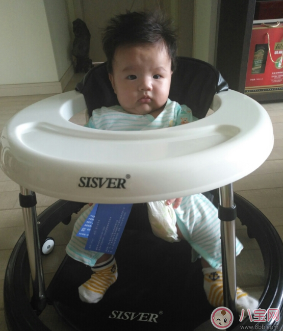 孩子學(xué)走路學(xué)步機(jī)怎么選 7-18月嬰兒學(xué)步車試用測評