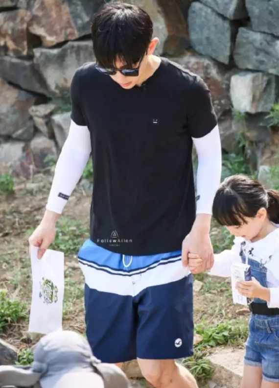 鄧倫《爸爸去哪兒》實習(xí)奶爸表現(xiàn) 東北萌娃與鄧倫配合默契嗎？