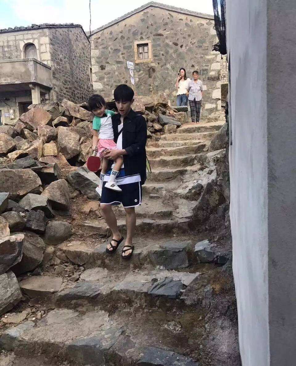 鄧倫《爸爸去哪兒》實習(xí)奶爸表現(xiàn) 東北萌娃與鄧倫配合默契嗎？