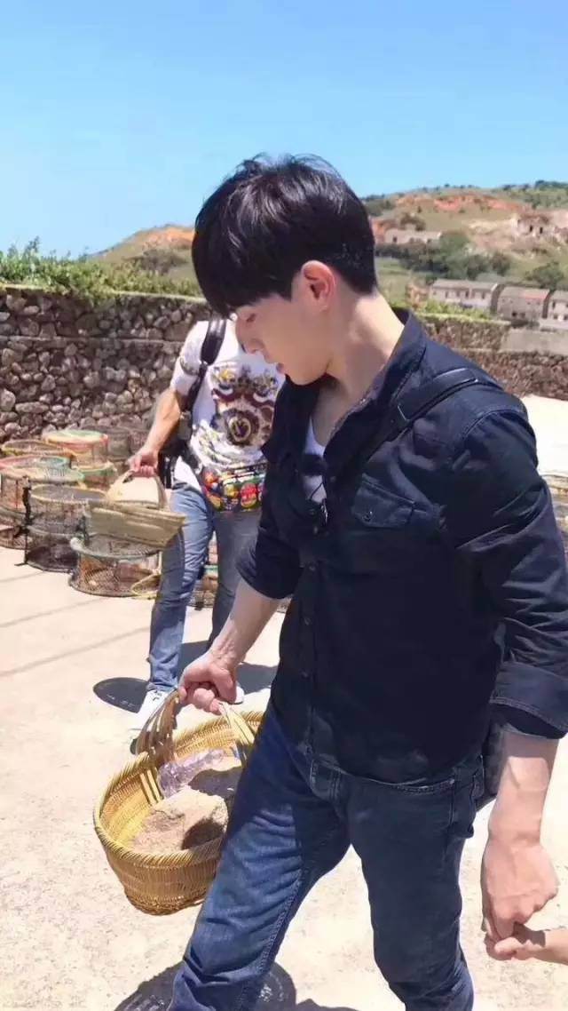 鄧倫《爸爸去哪兒》實習(xí)奶爸表現(xiàn) 東北萌娃與鄧倫配合默契嗎？