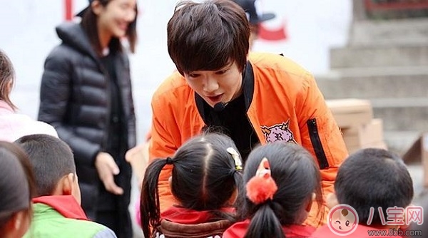 鹿晗張藝興芭莎明星慈善夜合體同框 竟相約一起上廁所？