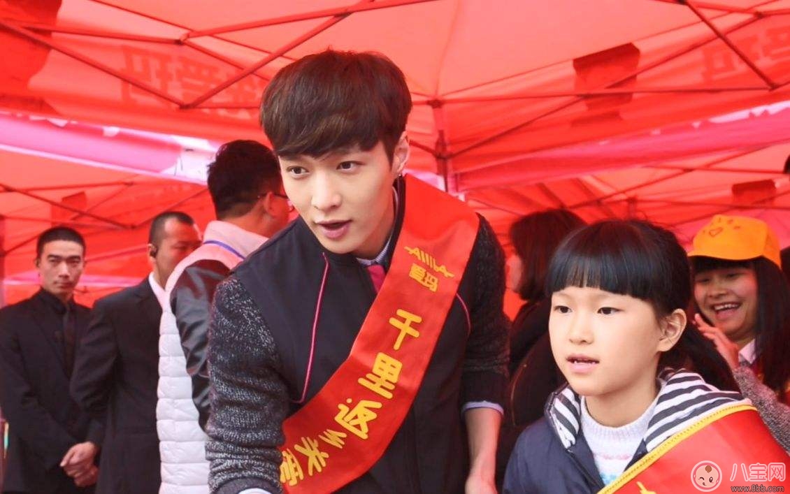 鹿晗張藝興芭莎明星慈善夜合體同框 竟相約一起上廁所？