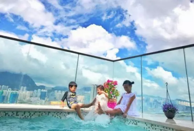 陳浩民帶全家開趴孩子穿巨型拖鞋 如何給寶寶選鞋子