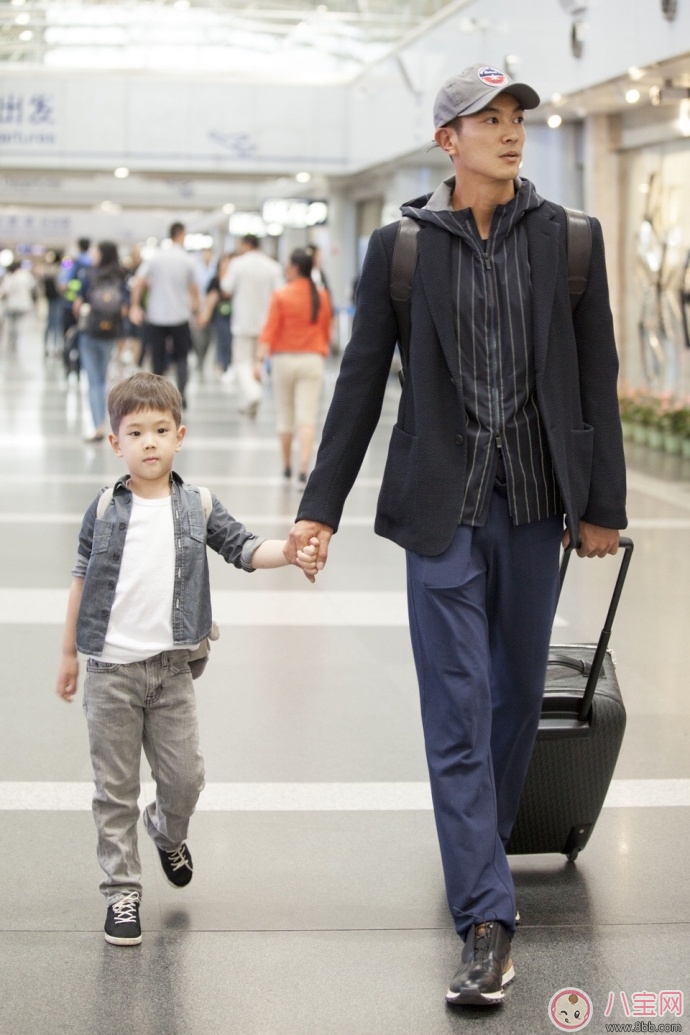 爸爸去哪兒停播,沒有的事 杜江和嗯哼現(xiàn)身機場 爸爸去哪兒停播,沒有的事 杜江和嗯哼現(xiàn)身機場