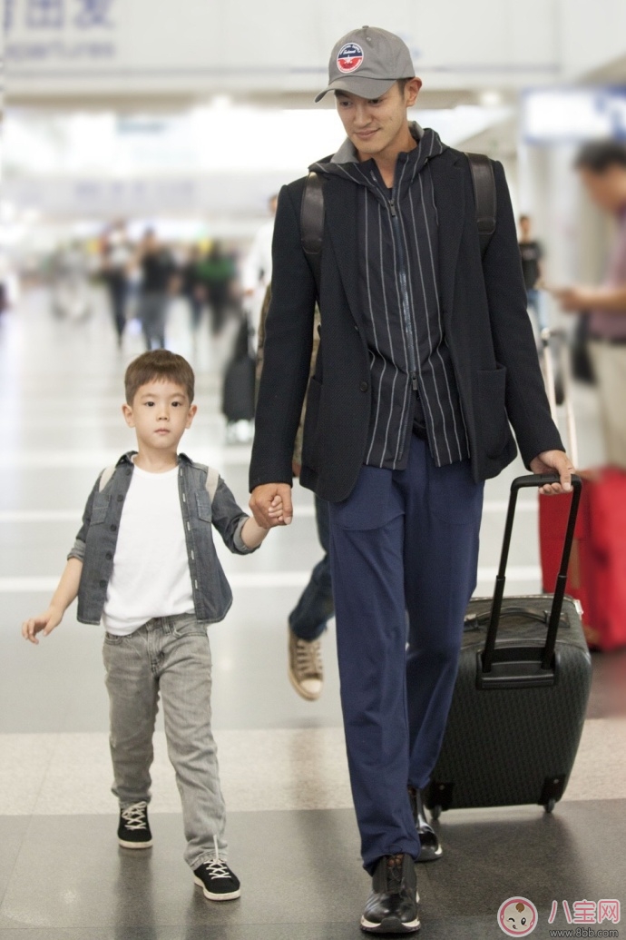 爸爸去哪兒停播,沒有的事 杜江和嗯哼現(xiàn)身機場 爸爸去哪兒停播,沒有的事 杜江和嗯哼現(xiàn)身機場