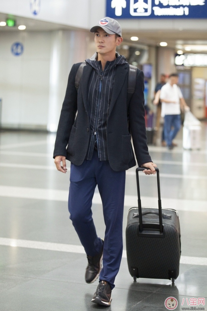 爸爸去哪兒停播,沒有的事 杜江和嗯哼現(xiàn)身機場 爸爸去哪兒停播,沒有的事 杜江和嗯哼現(xiàn)身機場