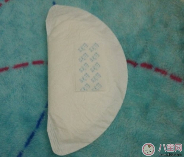 小白熊和貝親防溢乳墊哪個(gè)好 小白熊貝親防溢乳墊吸水測(cè)試