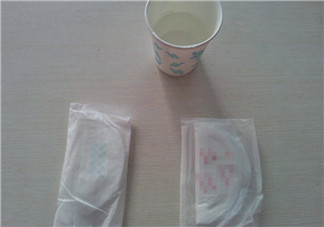 小白熊和貝親防溢乳墊哪個好 小白熊貝親防溢乳墊吸水測試