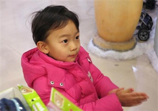 袁詠儀兒子上學書包掛免洗洗手液 孩子用免洗洗手液好不好