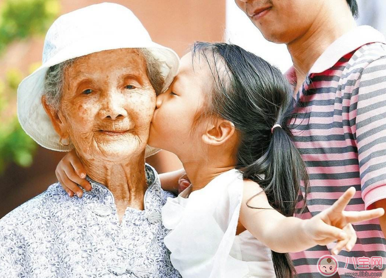 老人帶孩子要不要給錢 老人帶孩子給錢傷感情嗎