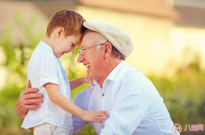 老人帶孩子要不要給錢 老人帶孩子給錢傷感情嗎