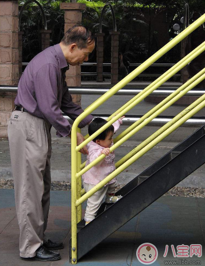 老人帶孩子要不要給錢 老人帶孩子給錢傷感情嗎