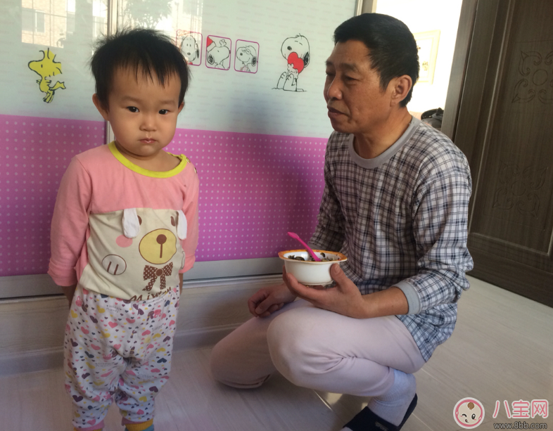 寶寶吃飯追著喂 錯(cuò)過(guò)獨(dú)立喂飯機(jī)會(huì)只能這樣