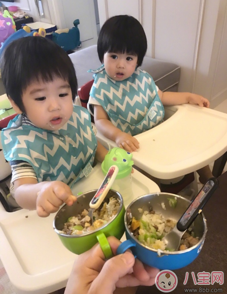 寶寶吃飯追著喂 錯(cuò)過(guò)獨(dú)立喂飯機(jī)會(huì)只能這樣