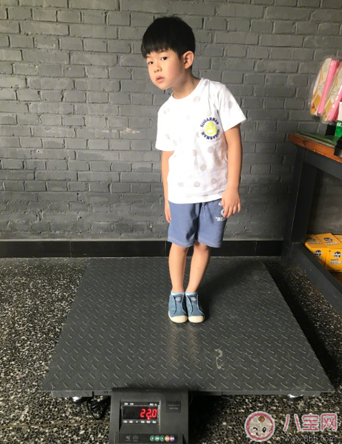 小魚(yú)兒稱體重當(dāng)場(chǎng)發(fā)飆 孩子體重多少算正常 小魚(yú)兒稱體重當(dāng)場(chǎng)發(fā)飆 孩子體重多少算正常