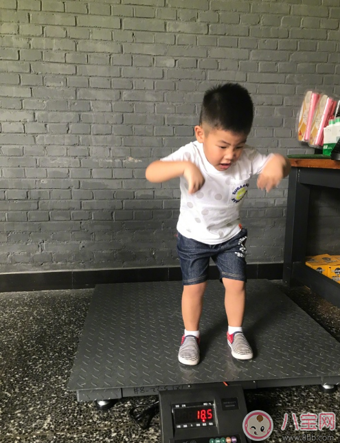 小魚(yú)兒稱體重當(dāng)場(chǎng)發(fā)飆 孩子體重多少算正常 小魚(yú)兒稱體重當(dāng)場(chǎng)發(fā)飆 孩子體重多少算正常