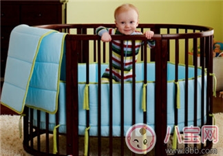 徐若瑄在兒子V寶同款嬰兒床 靈活多變又安全 徐若瑄在兒子V寶同款嬰兒床 靈活多變又安全