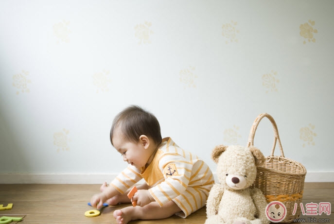 媽媽必備的帶娃神器 費(fèi)雪健身架游戲桌(外國人都在用的帶娃神器)