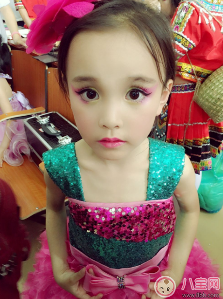 孩子從小化妝竟導致骨齡長至16歲 小孩子應(yīng)該如何化妝