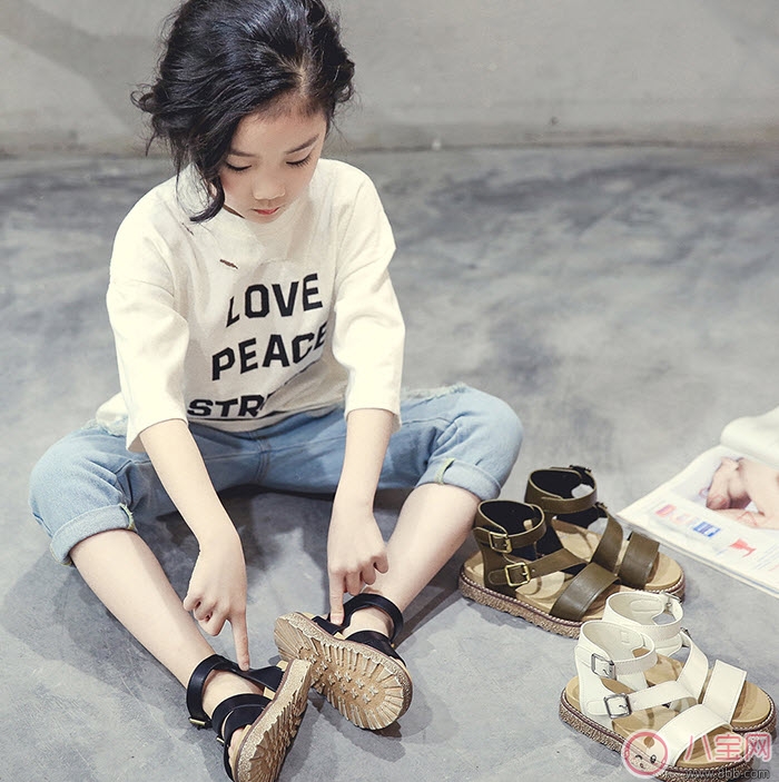 如何給女寶寶挑選涼鞋 女寶寶涼鞋品牌推薦