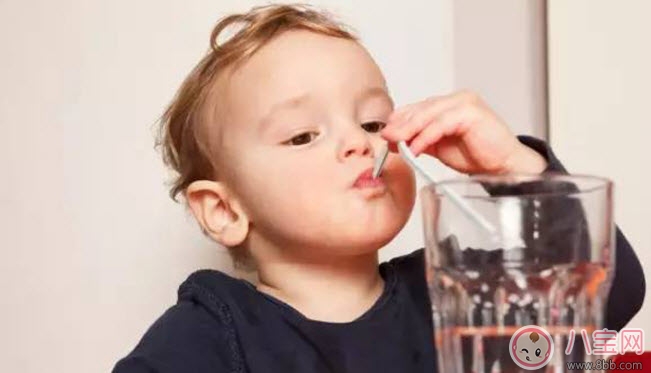 2017夏天寶寶不喝水要換杯子嗎 寶寶喝水杯子怎么選擇 2017夏天寶寶不喝水要換杯子嗎 寶寶喝水杯子怎么選擇