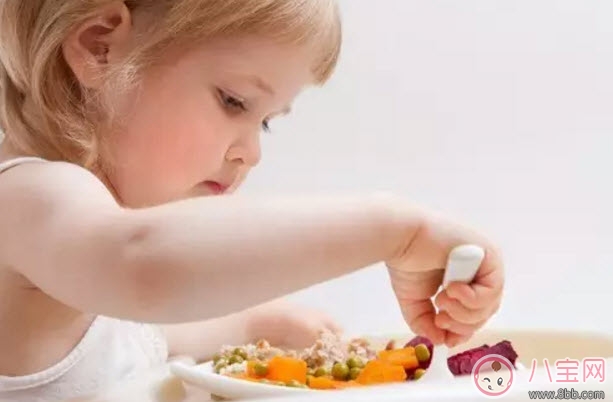 寶寶什么時候加輔食 不同月齡寶寶吃什么什么輔食(輔食添加順序) 寶寶什么時候加輔食 不同月齡寶寶吃什么什么輔食(輔食添加順序)