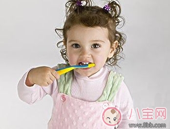 寶寶牙刷使用有講究 學《爸爸去哪兒》Kimi刷牙告別牙齦問題