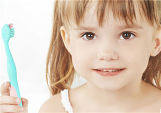 寶寶牙刷使用有講究 學《爸爸去哪兒》Kimi刷牙告別牙齦問題