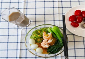 食欲大開的彩色面條：五彩時蔬鮮蝦面