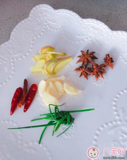 夏日沒胃口 來(lái)份椒鹽豬蹄下飯香