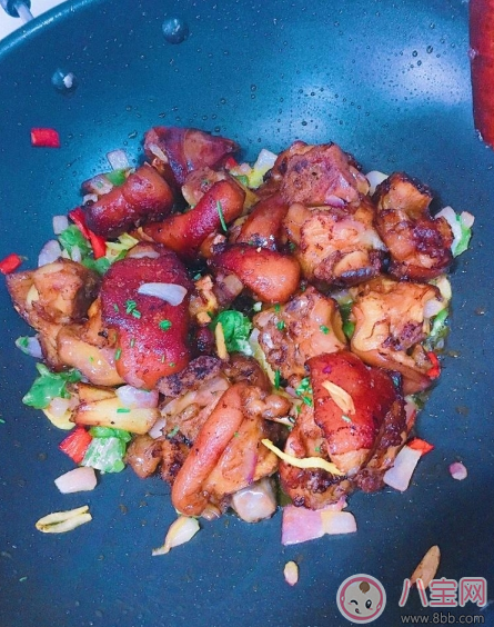 夏日沒胃口 來(lái)份椒鹽豬蹄下飯香