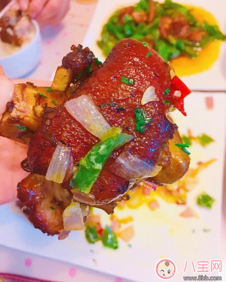 夏日沒胃口 來(lái)份椒鹽豬蹄下飯香