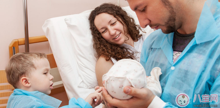 母乳喂養(yǎng)的好處與壞處 哺乳里的利與弊