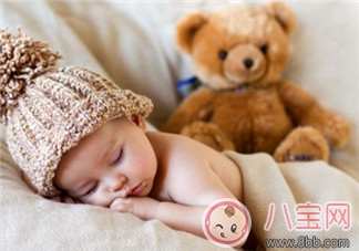 新生兒晚上到底可不可以開(kāi)燈睡覺(jué)？如何引導(dǎo)寶寶關(guān)燈睡覺(jué)