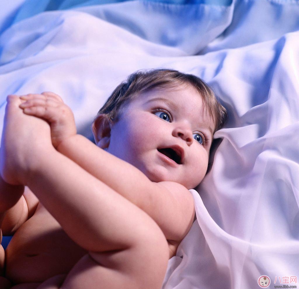 新生兒晚上到底可不可以開(kāi)燈睡覺(jué)？如何引導(dǎo)寶寶關(guān)燈睡覺(jué)