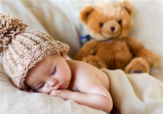 新生兒晚上到底可不可以開(kāi)燈睡覺(jué)？如何引導(dǎo)寶寶關(guān)燈睡覺(jué)