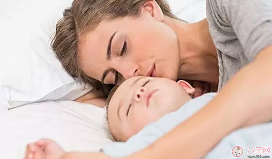 媽媽摟著寶寶睡好嗎 摟著寶寶睡覺有哪些影響