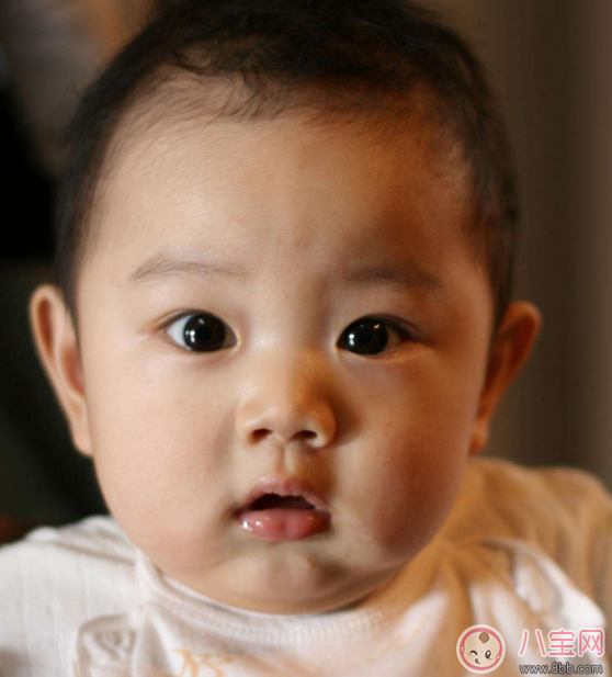 寶寶剛出生時其實是近視 如何在后期培養(yǎng)孩子視力