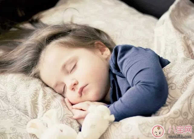 新生兒睡覺能開夜燈嗎 新生兒睡覺開夜燈好嗎