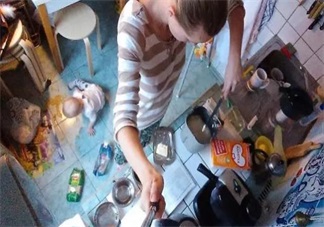 帶娃做家務(wù)兩不耽誤 孩子黏自己做家務(wù)方法