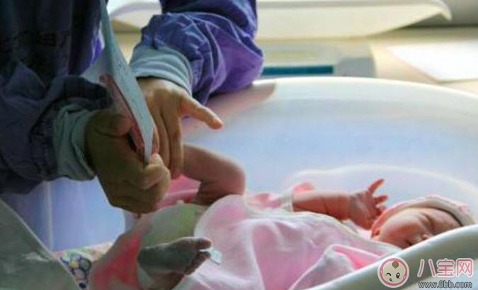 新生兒寶寶出生為什么要印腳印 嬰兒手足印泥有害嗎