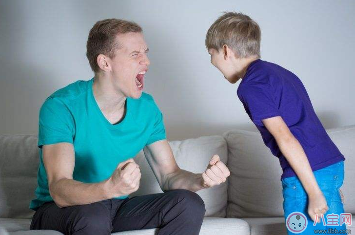 孩子在公眾場合大吼大叫 這個方法悄悄化解 孩子在公眾場合大吼大叫 這個方法悄悄化解