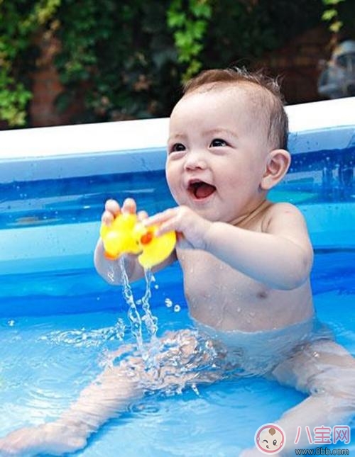 幼兒游泳變聰明 越早學(xué)習(xí)效果越好 幼兒游泳變聰明 越早學(xué)習(xí)效果越好